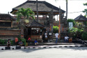 Der Eingangsbereich der Kertha Gosa. Der Eintritt ist für Touristen nicht der Rede wert, der Besuch lohnt sich Kertha Gosa in Klungkung, Bali