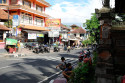 Klungkung, auch Semarapura genannt, ist eine quirlige Kleinstadt im Osten Balis. Der Verkehr hält sich in Grenzen Strassen von Klungkung, Bali