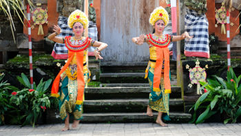 Der Legong ist einer der zentralen Tänze Balis. Die Tänzerinnen beginnen schon im frühen Kindesalter damit Legong Tänzerinnen auf Bali