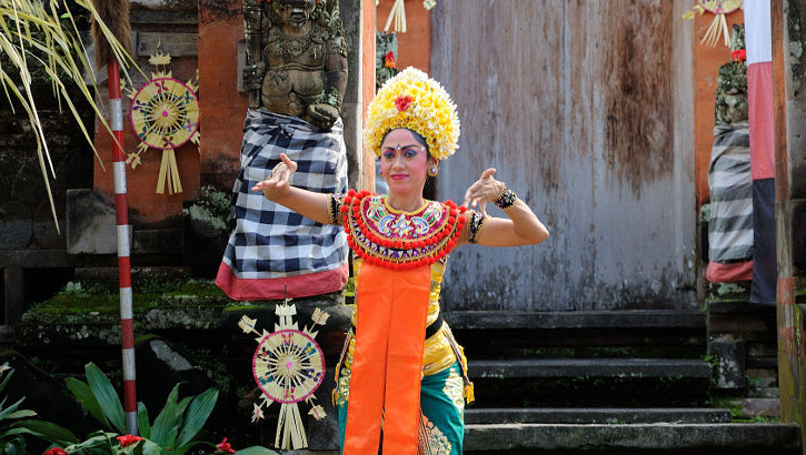 Viele der Einflüsse in Balis Modewelt stammen ursprünglich von den traditionellen Tänzen Modisch gekleidete Legong Tänzerin auf Bali