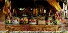 Je bedeutungsvoller ein Fest oder eine Zeremonie ist, desto reichhaltiger fallen die Opfergaben aus Opfergaben für Zeremonie in Tempel auf Bali