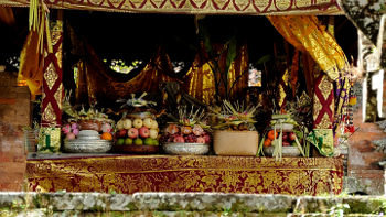 Je bedeutungsvoller ein Fest oder eine Zeremonie ist, desto reichhaltiger fallen die Opfergaben aus Opfergaben für Zeremonie in Tempel auf Bali