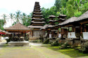 Es gibt hier eine der seltenen 11-stöckigen Pagoden, die auf Bali Meru heißen. Je mehr Stockwerke desto wichtiger Meru im Pura Kehen in Bangli, Bali