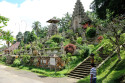 Der Pura Kehen liegt am Hang über mehreren Terrassen die bepflanzt und mit Statuen versehen sind Eingang des Pura Kehen in Bangli, Bali