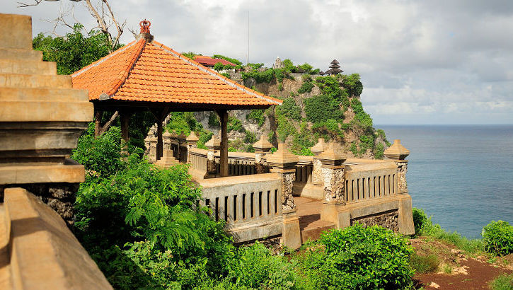 Der Pura Luhur Ulu Watu liegt auf einer Klippe hoch über dem Meer und bietet einen grandiosen Ausblick Pura Luhur Ulu Watu, Bali