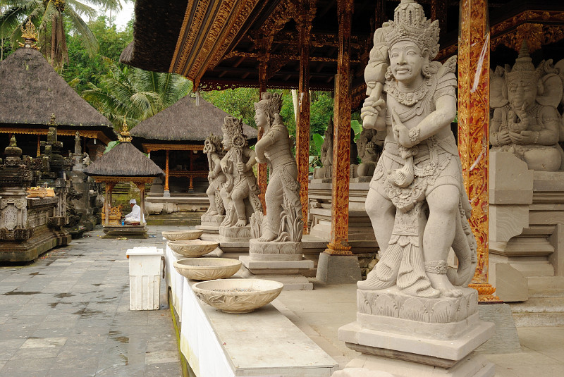 Statuen im Pura Tirta Empul, Bali