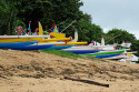 Die traditionellen Fischerboote Balis heißen Jukung. Sie werden mittlerweile auch als Ausflugsboote genutzt Fischerboote in Sanur, Bali