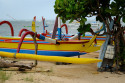 Diese traditionellen Fischerboote liegen tagsüber am Strand von Sanur und kommen früh morgens zum Einsatz Fischerboote in Sanur, Bali