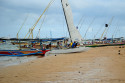 Nicht nur die Boote der Fischer liegen am Strand von Sanur, auch Ausflugsboote und kleine Segelyachten Boote in Sanur, Bali