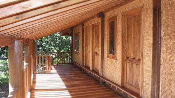 Der großzügige Balkon des Haupthauses bietet den Kindern jede Menge Platz zum Toben Das Kinderprojekt Sternenland auf Lombok