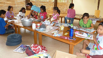 Die Angebote für die Kinder sind vielfältig. Hier wird gemeinsam unter fachkundiger Anleitung gebastelt Das Kinderprojekt Sternenland auf Lombok