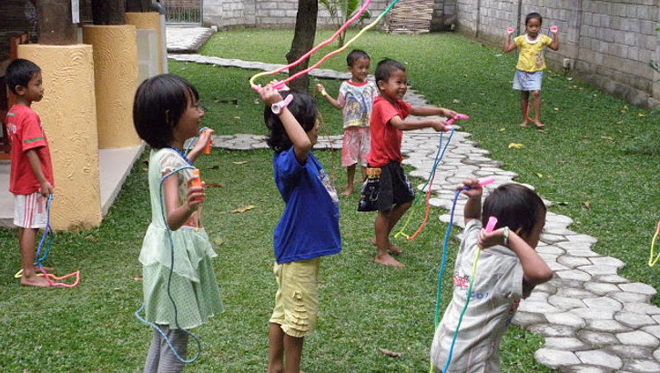 Der Garten des Sternenlandes bietet den Kindern genügend Platz zum Spielen und dennoch Sicherheit Das Kinderprojekt Sternenland auf Lombok
