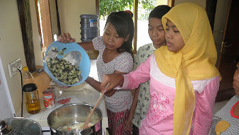 Das gemeinsame Kochen macht den Kindern großen Spaß und lehrt sie wichtige Dinge Das Kinderprojekt Sternenland auf Lombok