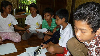 Wer möchte der kann im Sternenland ein Instrument erlernen Das Kinderprojekt Sternenland auf Lombok