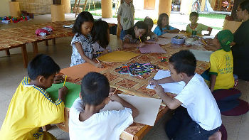 Das gemeinsame Malen macht Spaß und fördert die Kreativität der Kinder Das Kinderprojekt Sternenland auf Lombok