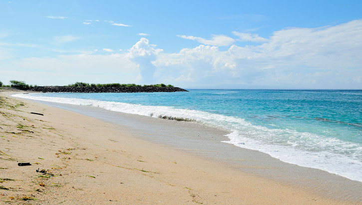 Die kleine Insel Nusa Ceningan in Südbali bietet schöne Strände und atemberaubende Tauchreviere Strand der Nusa Ceningan, Bali