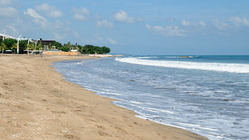 Der indische Ozean glänzt zumindest auf Bali mit wunderschönen Stränden und warmem Wasser Sandstrand zum indischen Ozean in Südbali