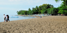 Der Strandabschnitt von Lovina im Norden Balis bietet wunderbar feinen Sandstrand und sanfte Wellen Strand von Lovina, Nordbali