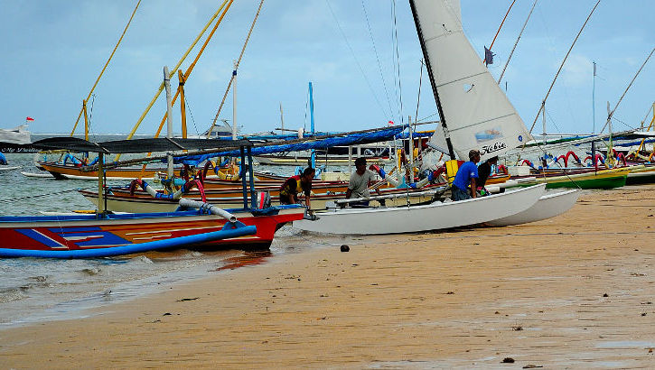 Am Sandstrand von Sanur im Süden Balis liegen immer eine Menge Boote für Fischer und Touristen Strand von Sanur, Südbali