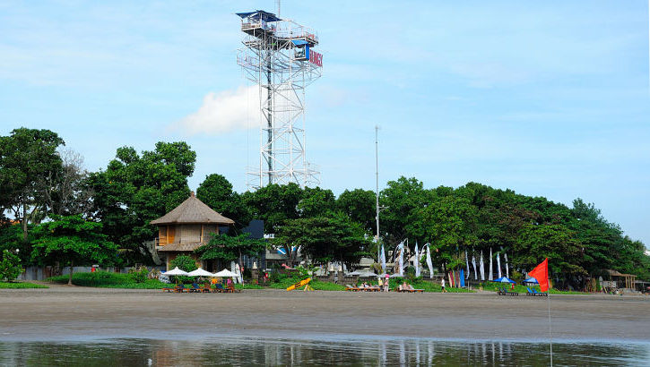 Der Süden Balis hat nicht nur Strand zu bieten sondern auch sportliche Aktivitäten wie diesen Bungeeturm in Seminyak Strand von Seminyak, Südbali