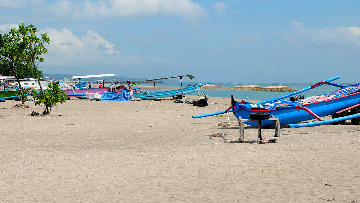 Am Strand von Tuban ganz in der Nähe des Flughafens liegen noch die traditionellen Jukungs Strand von Tuban, Bali