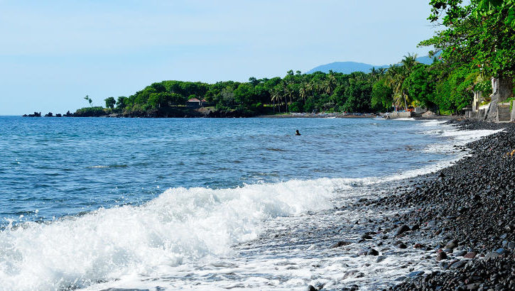 Tulamben ist vor allem wegen der zahlreichen Tauchreviere berühmt, die direkt vor der Küste liegen Strand von Tulamben, Bali