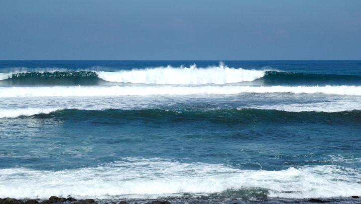Die Südwestküste der Insel Bali hat vor allem hohe Wellen zu bieten. Ein Eldorado für Surfer Surferwelle an Balis Südwestküste