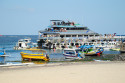 Solche Ausflugsboote legen hier im 30-Minuten-Takt an und bringen Gäste zu den umliegenden Zielen Ausflugsboot in Tanjung Benoa, Bali