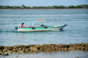 Dieses Boot dient der Arbeit und nicht dem Vergnügen, auch wenn Fischer sonst eher morgens unterwegs sind Fischerboot in Tanjung Benoa, Bali