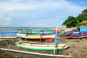 Die bunten Jukungs, die traditionellen Boote der balinesischen Fischer, liegen tagsüber am Strand vertäut Fischerboot in Tanjung Benoa, Bali