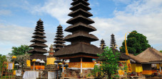 Der kleine Ort Mengwi ist vor allem wegen der riesigen Tempelanlage auf einer Flussinsel berühmt Tempel von Mengwi, Bali