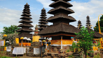 Der Pura Taman Ayun Mengwi wurde auf einer Flussinsel erbaut und besitzt einige 11-stöckige Meru Tempel in Mengwi, Bali