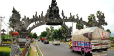 Gilimanuk ist die westlichste Stadt Balis und die Verbindung nach Java. Das imposante Tor zur Stadt ist weltberühmt Tor nach Gilimanuk, Bali