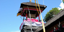 Der Pura Goa Lawah ist auch als Fledermaustempel bekannt. Auf dem Bild ist der imposante Trommelturm zu sehen Trommelturm des Pura Goa Lawah, Bali