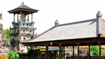 Der Trommelturm des Pura Beji ist typisch für die traditionelle Tempelarchitektur Balis Trommelturm des Pura Beji, Bali