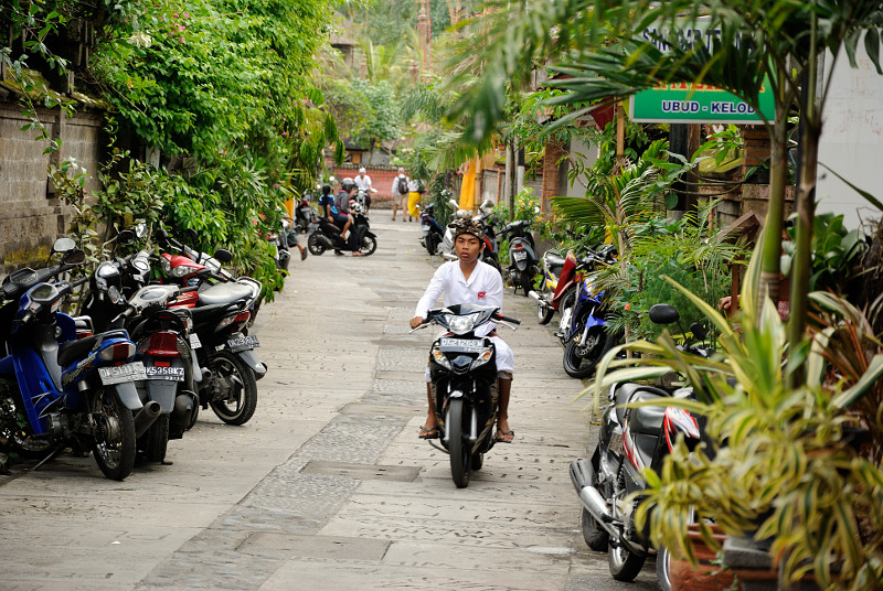 Strasse mit Roller in Ubud, Bali
