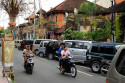 Die Straßen sind gesäumt von Warungs, also kleinen Gaststätten, und Kunstgalerien für fast jede Preisklasse Strasse in Ubud, Bali