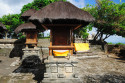 In den Innenhöfen des Tempels befinden sich die für balinesische Tempel üblichen Schreine, die Meru Der Pura Luhur Uluwatu, Bali