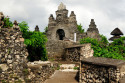 Hier geht der Weg an der Klippe entlang in die eigentliche Tempelanlage über, mit den typischen Toren Der Pura Luhur Uluwatu, Bali