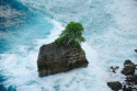 Tosende Wellen umspülen den Felsen auf dem der Pura Luhur Uluwatu, der Tempel über dem Meer, thront Wellen am Pura Luhur Uluwatu, Bali