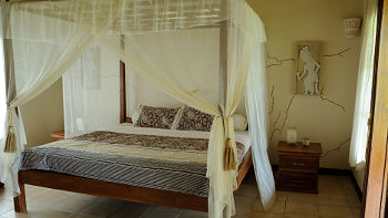 Die Zimmer sind einfach aber großzügig geschnitten und hochwertig eingerichtet Villa Manuk, Nordbali