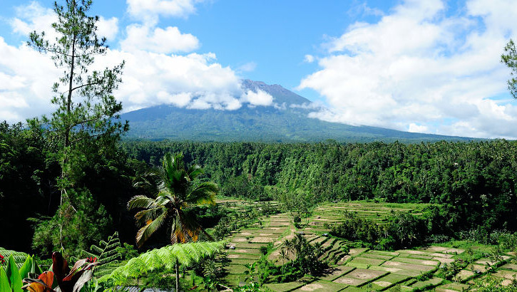 Die vielen Vulkane der Insel Bali fordern bergbegeisterte Reisende geradezu heraus Vulkan Gunung Agung, Bali