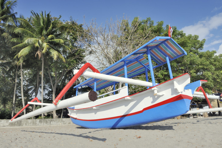 Solche Fischerboote finden sich entlang des feinen Sandstrandes von Senggigi noch recht oft. Foto: © gallimaufry / Shutterstock Boot am Strand von Senggigi, Lombok, Indonesien