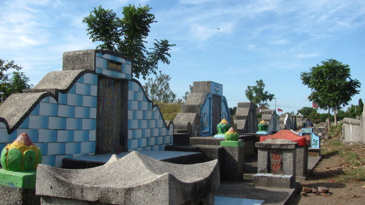 Einige der Gräber des chinesischen Friedhofs in Ampenan. Der chinesische Friedhof in Ampenan, Lombok, Indonesien