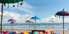 Die Gili Trawangan ist die Partyinsel unter der Gilis. Entsprechend bunt geht es in den vielen Bars und Beachclubs zu, nur so leer ist es allenfalls am frühen Morgen. Strand mit Sitzkissen auf der Gili Trawangan, Indonesien