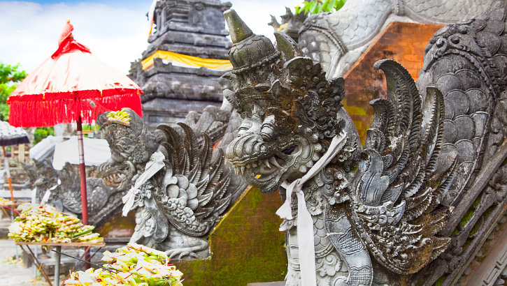 Solche Statuen mit Opfergaben finden sich im Mayura Wasserpalast in Cakranegara immer während und nach Zeremonien. Foto: master2 - istockphoto.com Statue mit Opfergaben im Mayura Wasserpalast, Cakranegara, Lombok, Indonesien