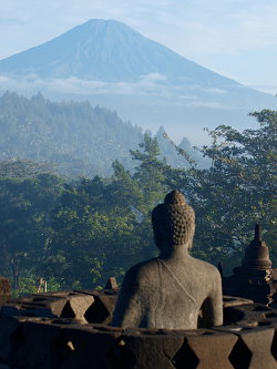 Von der obersten Terrasse des Tempels Borobudur auf Java aus, zeigt sich der Vulkan Merapi in seiner vollen Pracht Tempel Bodobudur mit Blick auf Vulkan Merapi, Yogyakarta, Java