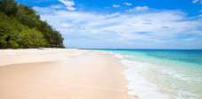 Solche menschenleeren Strände finden sich auf der Gili Meno zuhauf. Die Insel ist kaum bewohnt und bietet noch weitgehend unberührte Natur. © Aleksandar Todorovic / Shutterstock Menschenleerer Strand auf der naturbelassenen Gili Meno, Indonesien