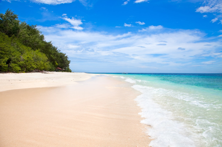 Solche menschenleeren Strände finden sich auf der Gili Meno zuhauf. Die Insel ist kaum bewohnt und bietet noch weitgehend unberührte Natur. © Aleksandar Todorovic / Shutterstock Menschenleerer Strand auf der naturbelassenen Gili Meno, Indonesien