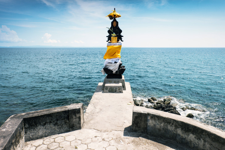 Der Pura Batu Bolong liegt in der Nähe von Senggigi malerisch auf einer Klippe. © duchy / Shutterstock Pura Batu Bolong Tempel, Senggigi, Lombok, Indonesien